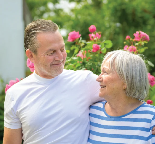 Fighting seniors isolation with presence, patience and care